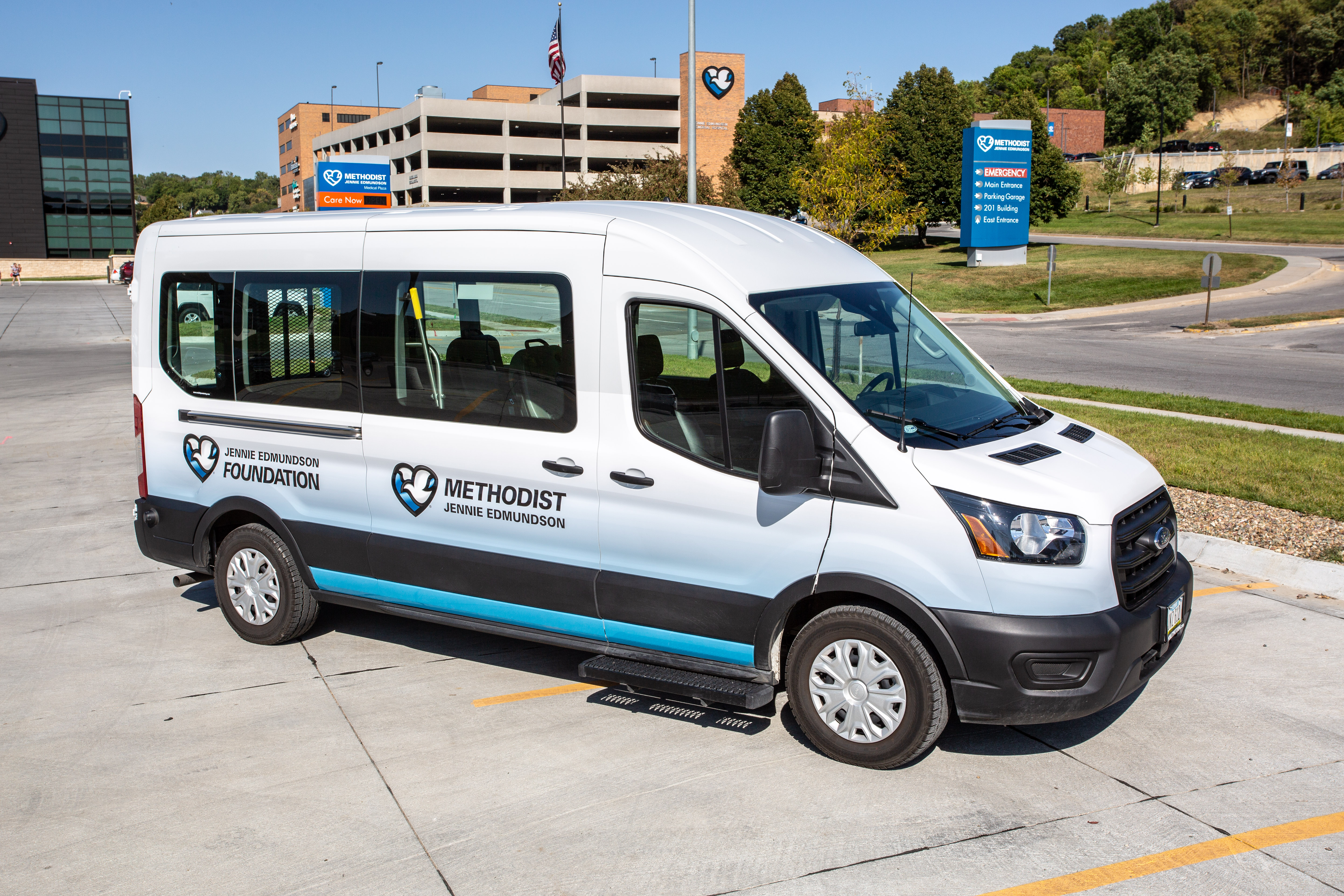 Photo of Jennie Edmundson Medi-Van parked outside of Methodist Jennie Edmundson Hospital